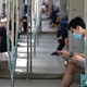 Personas viajan en un tren en Singapur el 5 de noviembre de 2021.